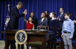 Le président américain Barack Obama fait un "high five" à une petite fille de 8 huit ans, Hinna Zejah, après avoir dévoilé une série de propositions de contrôle des armes lors d'un événement à la Maison Blanche (Washington), le 16 Janvier 2013. (REUTERS / Jason Reed)