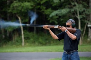 Le président Barack Obama tire au pigeon d'argile sur la plage, à Camp David, dans le Maryland, le samedi 4 août 2012. (Source : Journal officiel de la Maison Blanche,  photo : Pete Souza)