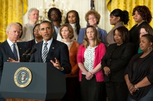 Le président Obama, avec le vice-président Joe Biden, prononce une allocution sur la sécurité des armes à feu dans la East Room de la Maison Blanche, le 28 mars 2013. Les mères qui ont perdu des enfants à cause la violence armée se joignent à eux sur scène. (Journal officiel de la Maison Blanche (Photo par Pete Souza).