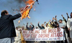 Des Pakistanais manifestant contre les attaques de drones. Photographie : SS Mirza/AFP/Getty Images 