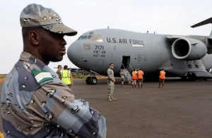 Un gendarme malien monte la garde à l'aéroport de Bamako après l'arrivée d'un avion  C-17 de l'US Air Force de transport de troupes françaises. (Photo Eric Gaillard / Reuters)