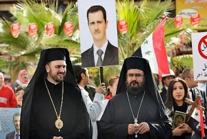 Deux prêtres syriens présents dans un comité d’accueil de l'église orthodoxe syrienne, pour souhaiter la bienvenue au patriarche de Moscou et de toutes les Russies venu pour réitérer son soutien à Bashar al-Assad (Photo AFP/Louai Beshara)