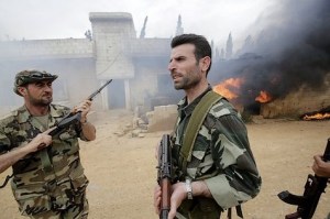 Des soldats syriens dans le village de Dumayna, à quelques kilomètres de Qousseir (AFD/Joseph Eid)