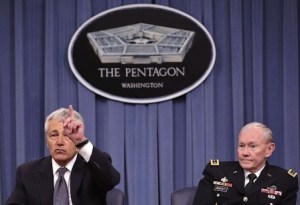 Le secrétaire d'État à la Défense, Chuck Hagel et le chef d'état-major des armées des États-Unis, Martin Dempsey lors d'une conférence au Pentagone, s'exprimant sur la livraison de missiles antinavires par la Russie au régime de Damas. 