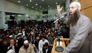 Le cheikh salafiste sunnite Ahmad al-Asir lors d'un de ses prêches. Fin avril 2013, celui-ci a annoncé la création  des "Brigades de la résistance libre" à Saïda (Liban du Sud) et a également émis une fatwa appelant au jihad à Qousseir pour contrer le Hezbollah chiite engagé aux côtés des forces du régime de Damas dans les combats contre les rebelles syriens. (crédit photo : Al Manar )