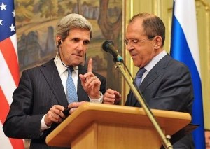 John Kerry et Sergeï Lavrov à Moscou, le 7 mai. Les deux hommes s'accordent sur la nécessité de parvenir à une solution politique au conflit syrien, mais s'opposent toujours sur ses préconditions (photo : Mladen Antonov/AFD).