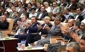 La délégation russe présente lors de la cérémonie d'inauguration officielle de la centrale nucléaire de Bushehr, d'un coût total de 3 milliards d'euros, le 13 septembre 2011. La Russie en assure l'exploitation et la gestion du cycle de combustion pour deux à trois ans (photo : Taqrib News Agency).