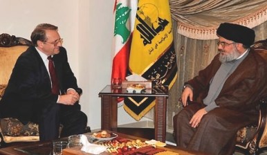 Le ministre-adjoint aux Affaires étrangères russes Bogdanov lors de sa visite au Liban. Face à lui, le secrétaire général du Hezbollah, Sayyed Hassan Nasrallah 