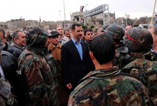 Le président syrien Bashar al-Assad, s'adressant à des soldats de l'armée à Baba Amr,  fief des rebelles situé dans la ville de Homs, sous contrôle de l'armée après plusieurs semaines de combats. (photo : SANA, 27 mars 2013)