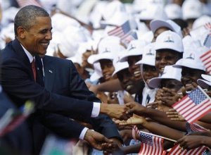 Le président Barack Obama saluant des tanzaniens lors de la cérémonie officielle de bienvenue en son honneur, à Dar es-Salam, le 1 juillet 2013. Photo : Reuters/ Gary Cameron.