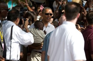 Un moment de la visite de B. Obama sur l'île de Gorée le 27 juin 2013. Cette image de Barack Obama portant un bébé  a fait le buzz sur la toile et a attendri plus d'un Sénégalais. (AP Photo/Evan Vucci)