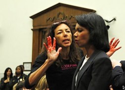 Le 27 octobre 2007, alors qu'elle s'apprêtait à témoigner devant le Chambre des représentants, la secrétaire d'État Condoleeza Rice fut prise à partie dès son arrivée par une activiste du collectif féminin anti-guerre "Code Pink". Son assaillante, Desiree Anita Ali-Fairooz, tout en agitant ses mains couvertes d'un rouge sang devant le visage de C. Rice, impassible, s'écria : "vous avez le sang de millions d'Irakiens sur vos mains, vous êtes une criminelle de guerre !" (crédit photo: AP)