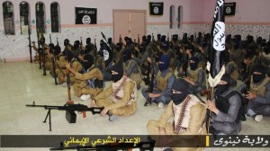 l'EI dans son camp d'entraînement à Ninive (province de Mossoul). Cette photographie est extraite d'un média islamiste "al-mustaqbal.net" soutenant ouvertement le jihad et louant l'action de l'EI (Nb : média à ne pas confondre avec le parti et média libanais éponyme ["Courant du futur"] de Saad Hariri).