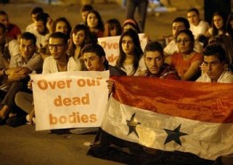 Sur la photo : des manifestants syriens rassemblés le 13 septembre 2013 à Damas, tenant des banderoles et drapeaux lors d'un sit-in organisé contre le projet d'action militaire américaine. (crédit : AFP - Anwar Amro). Le revirement de Washington a eu un effet psychologique majeur au Moyen-Orient, dont il n'a fait qu'accentuer les divisions. D'aucuns arguant qu'un problème de crédibilité se pose désormais et ses effets se font sentir, notamment dans la manière dont la Russie a agi en Ukraine, sans craindre le camp atlantiste. Les pays arabes du Golfe anti-Damas ont été les premiers à exprimer leur mécontentement contre une décision ressentie comme un "trahison de la communauté internationale envers la rébellion syrienne" (selon les mots de prince héritier d'Arabie saoudite Salmane Ben Abdel Aziz"). Cette "perte de crédibilité" est présentée comme l'un des signes qui annonceraient le début du déclin du leadership américain global. 