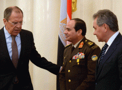 Profitant du refroidissement des relations égypto-américaines durant la période intérimaire (post-Morsi) et le gel de la livraison des armes américaines à l'État égyptien, la Russie a engagé depuis novembre 2013 des négociations afin d'accélérer la coopération militaire et militaro-technique avec cet ancien partenaire de la guerre froide. Sur la photo : le maréchal Abdel Fatah al-Sisi s'entretenant avec le ministre russe des Affaires étrangères Sergeï lavrov et le ministre russe de la défense, Sergeï Shoigu, durant leur rencontre à Moscou en février 2014 où ils ont signé des contrats pour plus de 3 milliards de dollars pour 3 milliards USD (crédit : AFP)