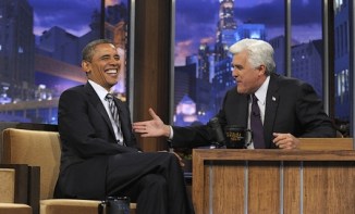 Invité à l'émission de Jay Leno, "Tonight Show" le 25 octobre 2011, B. Obama a assuré n'avoir jamais employé l'expression "leading from behind" dont les médias se sont emparés et qui a été repris en chœur par les républicains pour ridiculiser l'approche multilatérale du président en politique étrangère. Le président a ajouté qu'en Libye, l'Amérique a, au contraire, "dirigé de l'avant, à travers les Nations Unies et l'OTAN". La Maison Blanche et le porte parole du National Security Council se sont fendus d'un communiqué apportant un démenti à l'affirmation du journaliste du New Yorker, Ryan Lizza (qui utilisa le premier cette expression dans un article paru en mai de la même année), selon laquelle ces trois mots lui auraient été soufflés par un officiel de la Maison Blanche. (crédit photo : AP/Susan Walsh) 
